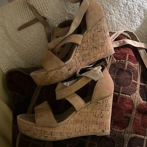 Tie up the leg summer wedges!